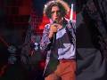 LET'S ROCK! 🤟Yari fa scatenare i giudici di #TheVoiceKidsIt con "Jailhouse Rock” di Elvis 🎸