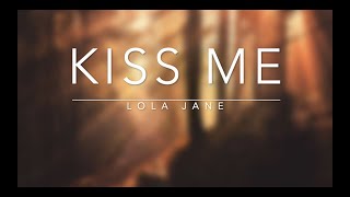 Kiss me - Lola Jane (lyrics) Resimi