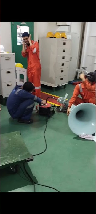 inilah bel klakson pada kapal besar.semua orang pada tutup telinga dan kaget