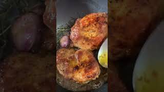 Bife de lombo de porco com champignons, alho e creme de leite