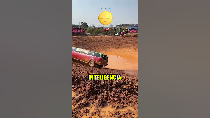 ¡Nadie puede sacar este coche del agujero! 🚗⬇️