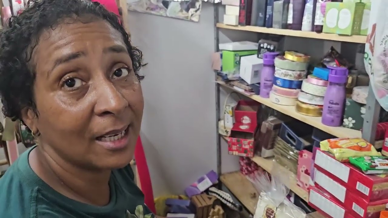 Reformando kits e guardando embalagem de Natal 