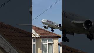 🇶🇦 Qatar Airways Boeing 777 flies low over the houses! 😮✈️ #qatar #boeing #aviation