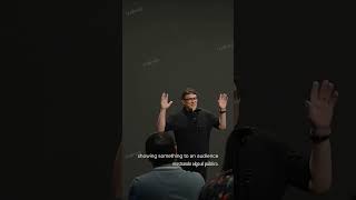 Anthony Russo en un evento con empleados mostrando el tráiler de AvengersDoomsday #avengersdoomsday