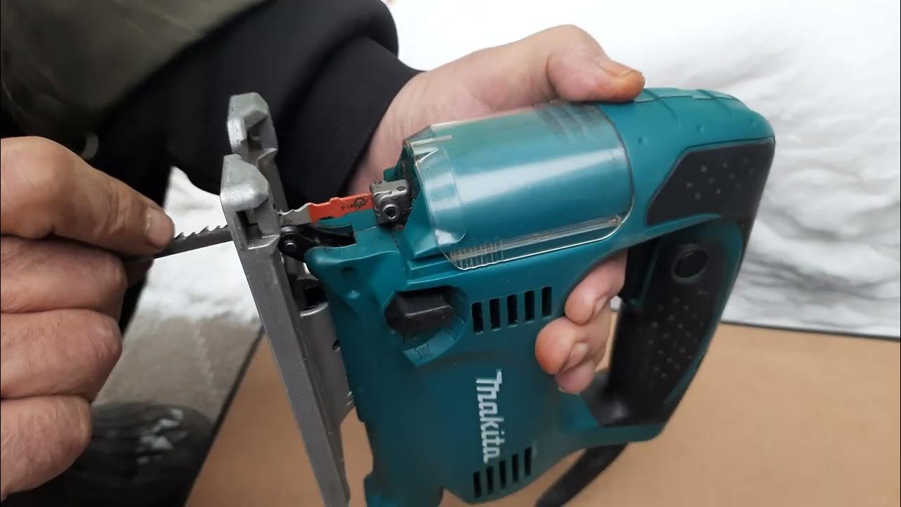 Электрический лобзик Makita 4329 - установка пилки - YouTube