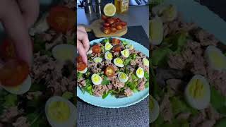 Салат с консервированным тунцом, черри и перепелиными яйцами