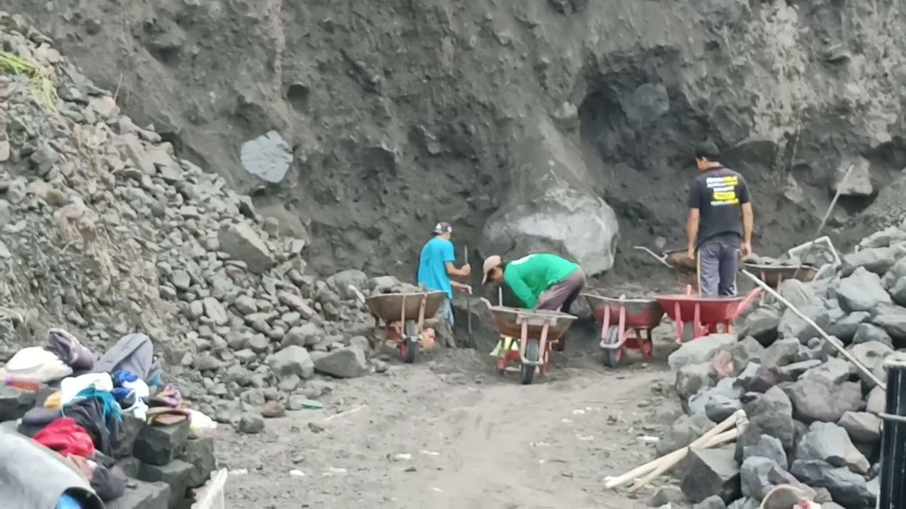 TRADITIONAL MINERS Mine BLACK SAND VOLCANIC WITHOUT EXCAVATORS