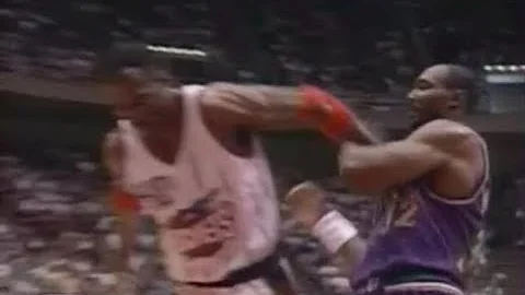 Karl Malone vs Kevin Willis gets HEATED (1997)