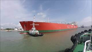 Assisting LNG vessel Gas Friend unberthing at PVGas port