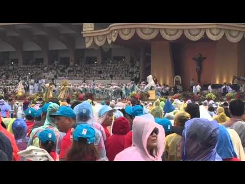Filipinos pray, dance while waiting for Pope Francis' Mass