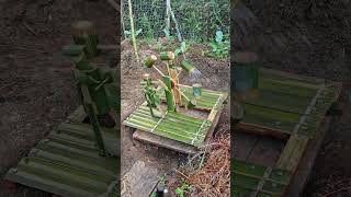 Rodas de bambu aquáticas giram, pequena figura balanç,mostrando vividamente ágil e diverti