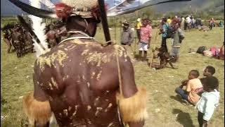 Mbah damin telanjang dan memakai koteka bersama kepala suku pedalaman Papua