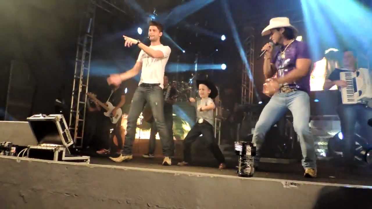 MUNHOZ E MARIANO COM HENRY DANÇANDO 