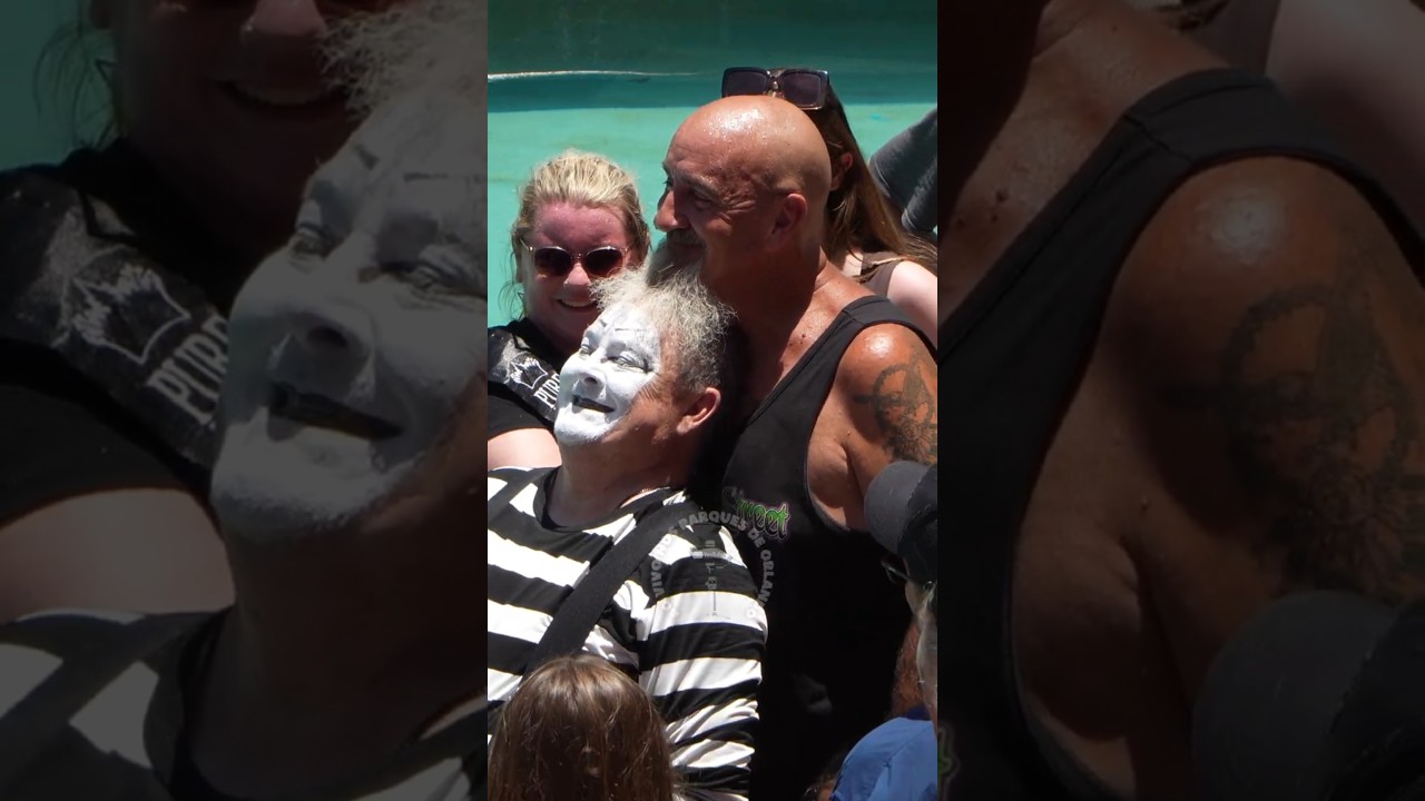 Tom o mímico fazendo travessura com a barba deste homem 😂🤣 #tomthemime #seaworldmime