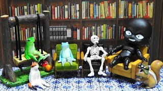 ガチャガチャ 座る蛙 と カリモク60 ミニチュアファニチャー Capsule Toy Sitting Frog & KARIMOKU60 MINIATURE FURNITURE　紹介