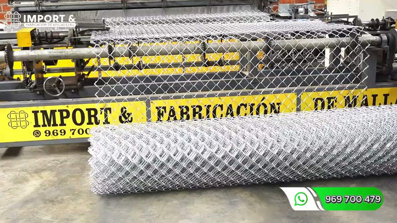 Fabricación de malla olímpica galvanizada en planta con maquinaria especializada.