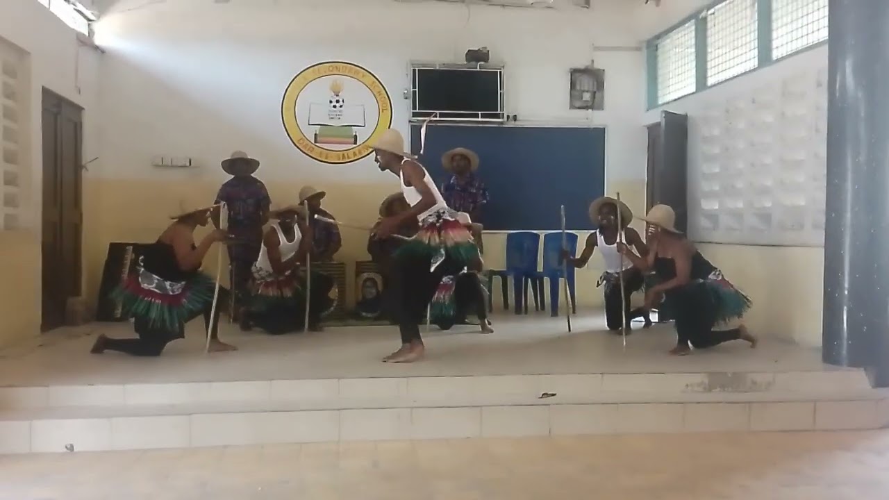 Angalia ngoma ya tokomile inachezwa na kabila la wazalamo kutoka mkoa wa dar es sall ONA MAAJABU