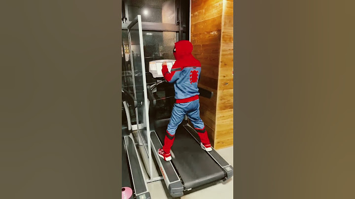 A Spiderman se le callo el pantalón xddddd