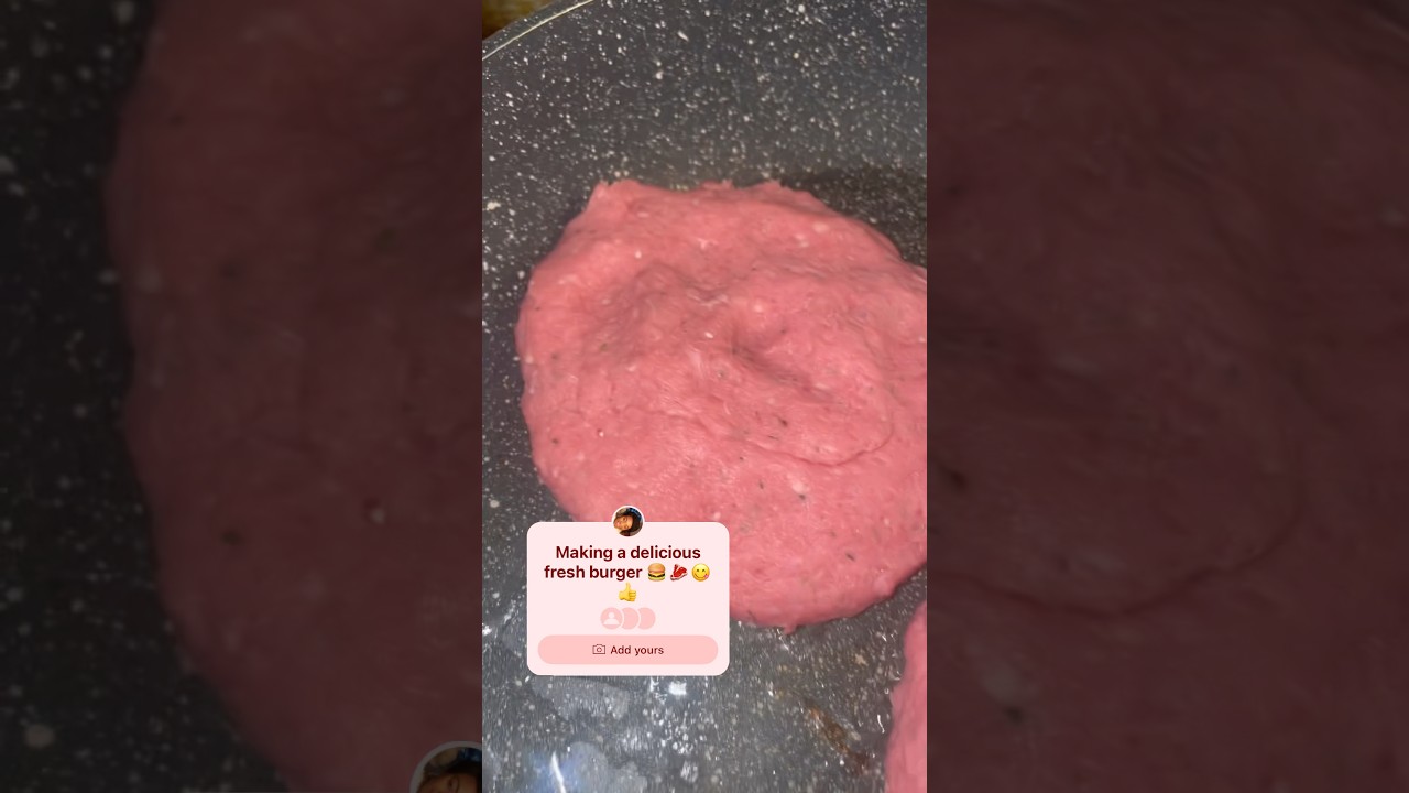 Making a burger 🍔 please 🙏 subscribe and comment 😋#shorts #burger #food #delicious #recipe #fyp