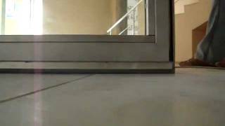 видео Противопожарные двери с порогом, купить автоматический (выпадающий) порог для дверей