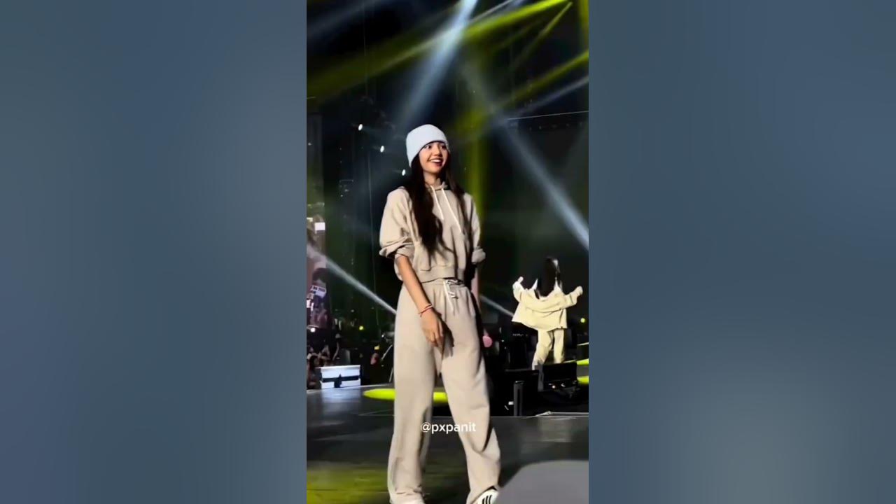 When Lisa saw someone drop their money 💵#blackpink #lisa #money #lalisamoney