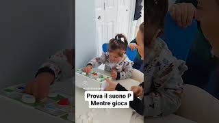 Bimba che prova da sola a fare i suoni