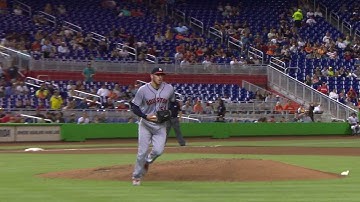 HOU@MIA: Musgrove reacts quickly to retire Yelich