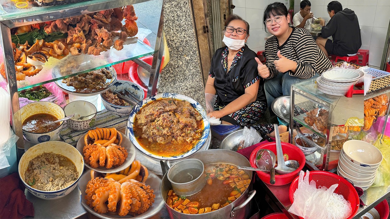 Núp trong hẻm mà bán 3 tiếng là hết Bún Riêu Mực 2 Đầu Da hơn 30 năm cứ mở cửa là khách ùa vào ăn