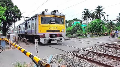 Furious Speedy Howrah-Barddhaman Colourful EMU Local Train Skip Between Railgate | Eastern Railways