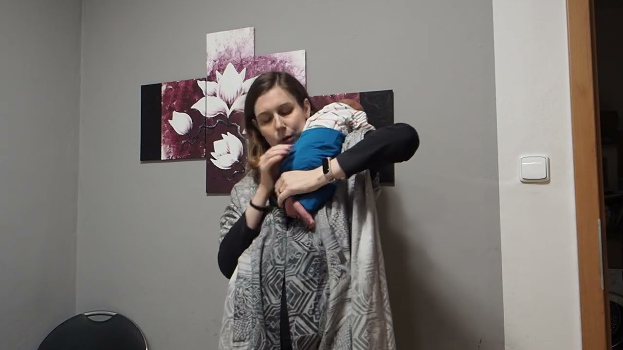 Kříž s kapsou uvnitř s novorozencem