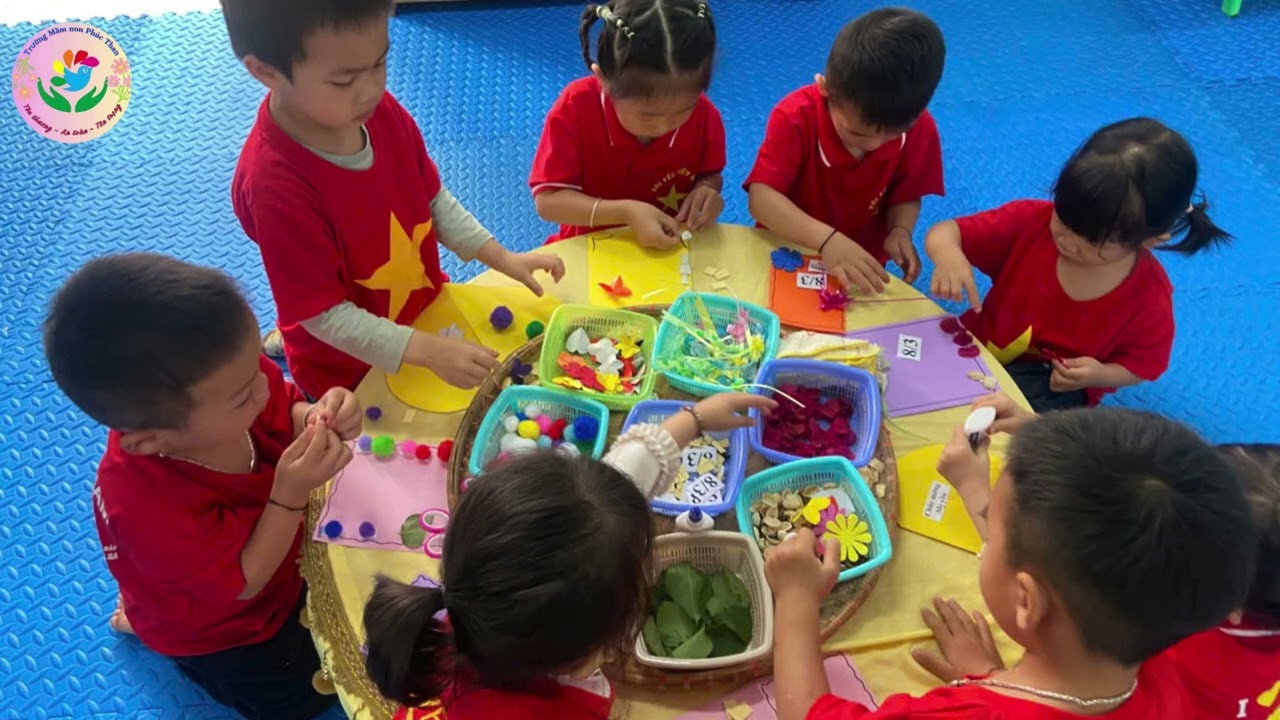 Lớp Mẫu giáo Bé Trung tâm trang trí thiệp tặng mẹ