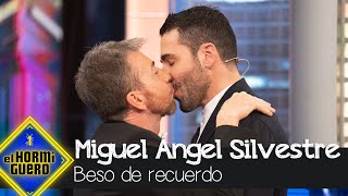 Miguel Ángel Silvestre y Pablo Motos repiten beso - El Hormiguero