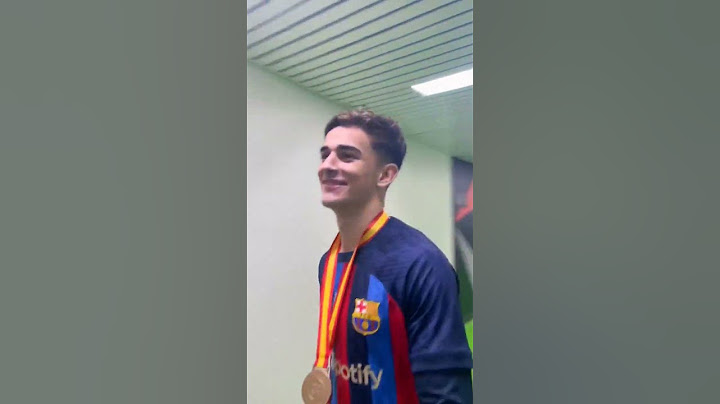 احتفال لاعبي برشلونة بعد الفوز على ريال مدريد في كأس السوبر