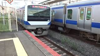 列車が傾いて停車する佐貫駅のホーム先端から見た常磐線E531系の上下線の発着