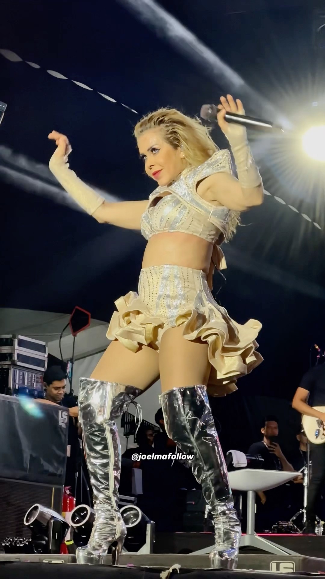 Joelma usa botas prateadas e faz a coreografia de Sonho Bonito