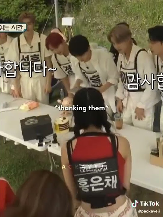 Le Sserafim Eunchae giving ENHYPEN their album (the game caterers) #hybe #enhypen #engene