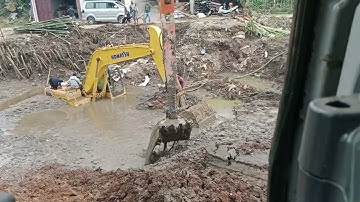 Proses evakuasi beko Komatsu tenggelam di situ ciburuy