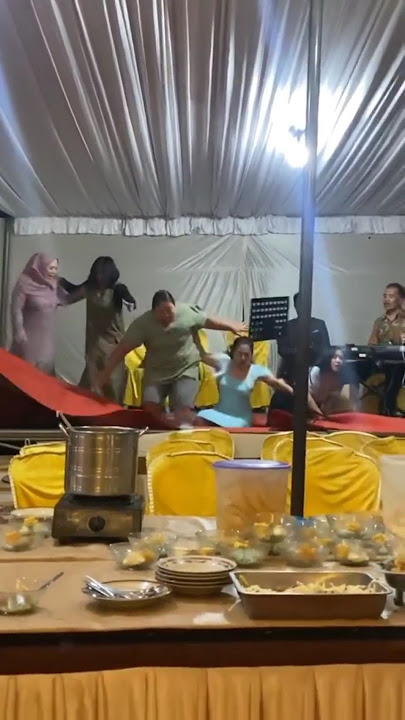 The Moment the Singer's Stage Collapses❗#dj #remix #dance #dance #cover #carnival #feedshorts