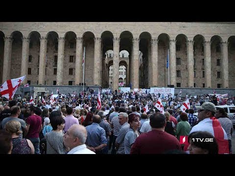 დემონსტრანტები რუსთაველის გამზირიდან ივანიშვილის ბიზნესცენტრის მიმართულებით მიდიან