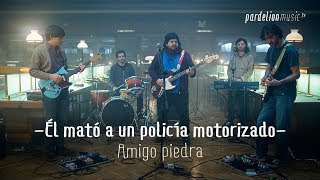 Video thumbnail of "Él mató a un policía motorizado - Amigo piedra (Live on PardelionMusic.tv)"