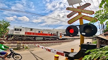 Perlintasan Unik Kereta Api Warulor Pekalongan, Jawa Tengah