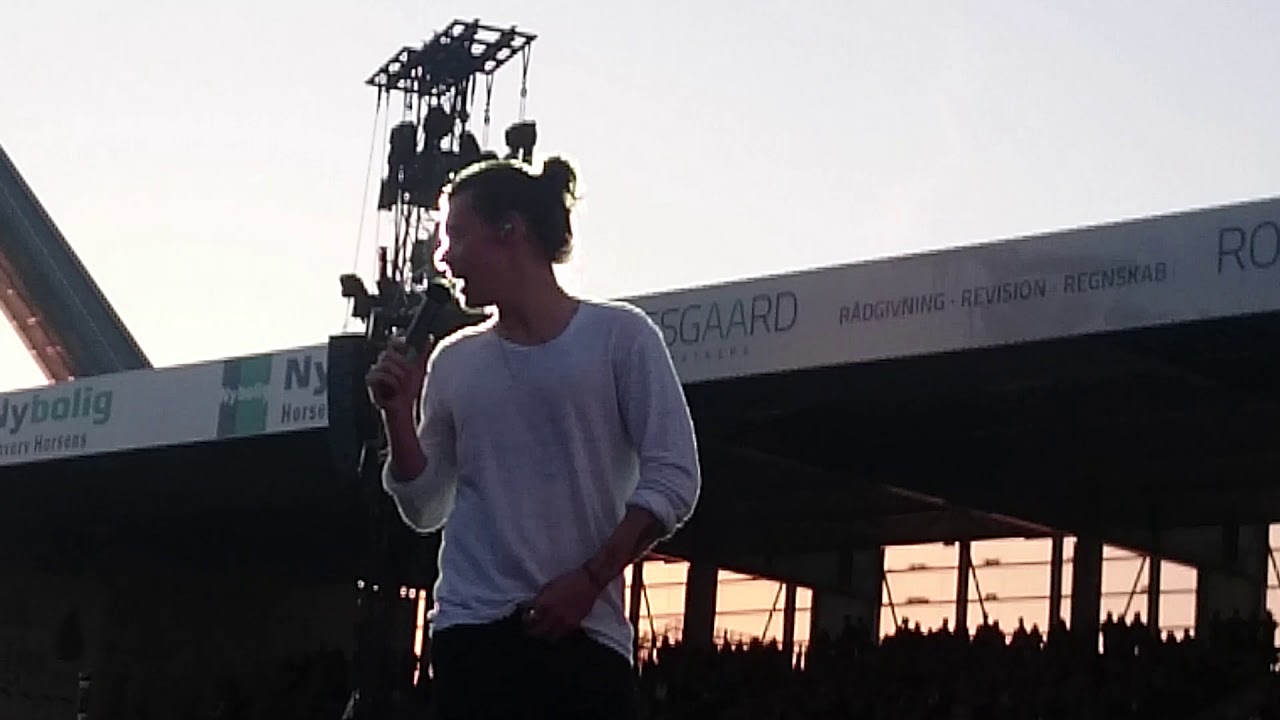 Harry sings Happy Birthday, Horsens