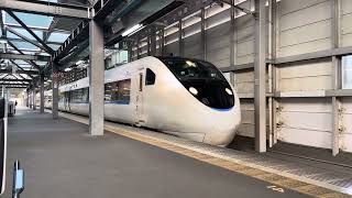 JR「福井駅」5番線を発車する特急サンダーバード28号[大阪]ゆきW32＋V11