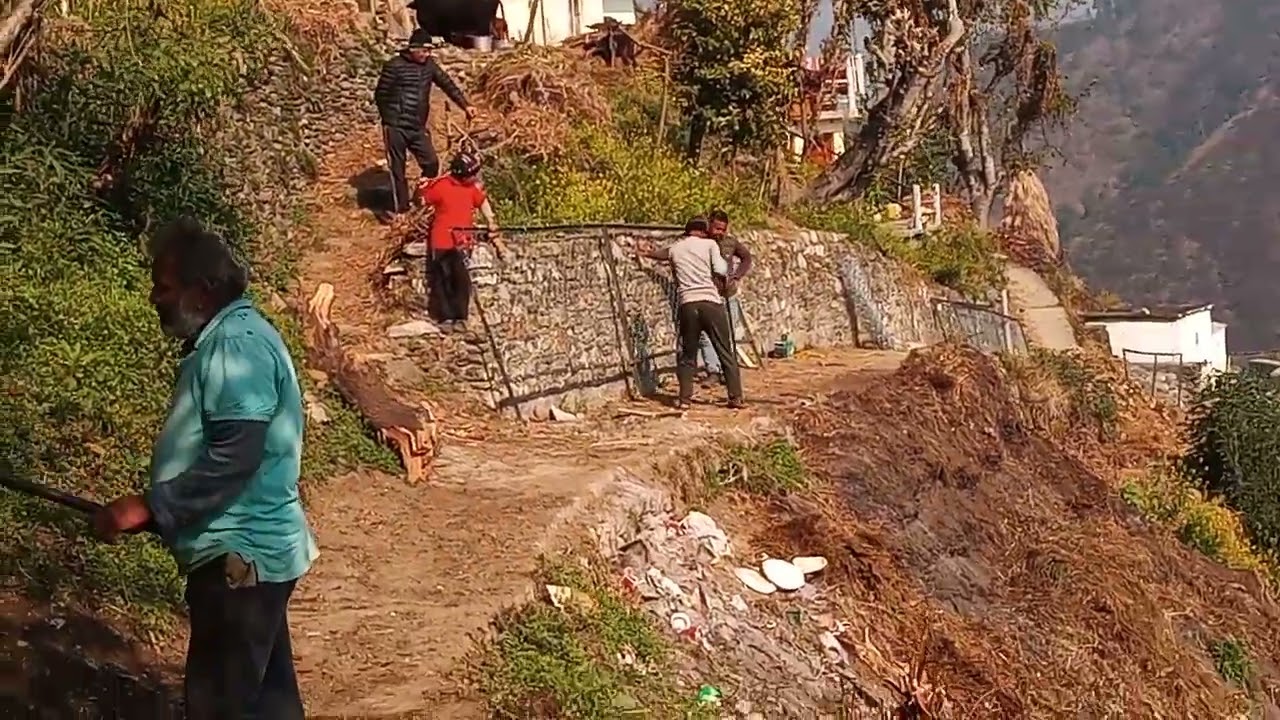  VILLAGE MARGAON में डेंजर जोन पर रेलिंग का कार्य चलता हुआ