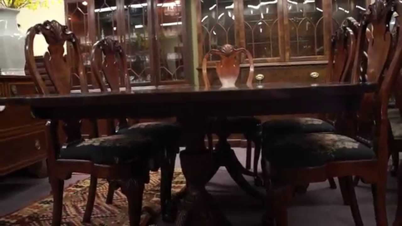 Kindel Medallion Pedestal Winterthur Dining Room Table & 8 Chairs