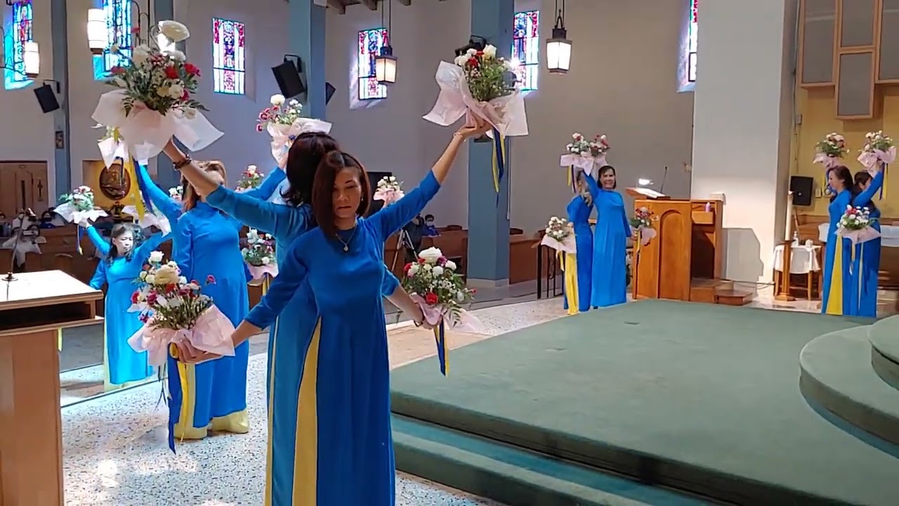 Múa dâng hoa Đức Mẹ