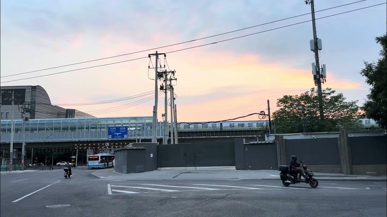 北京地鐵13號線列車雙向交會通過清華東路西口 YouTube