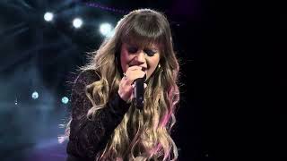 Kelly Clarkson performs Catch My Breath in Atlantic City, NJ on 5/11/24.