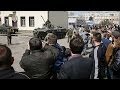 Seis blindados del ejército ucraniano enarbolan la bandera rusa al llegar a Slaviansk