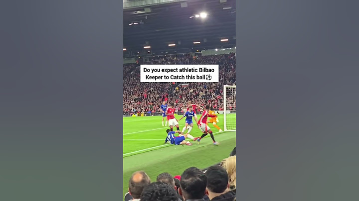 do you expect athletic Bilbao keeper to catch this ball #ballposition #cornerkick #playersafety